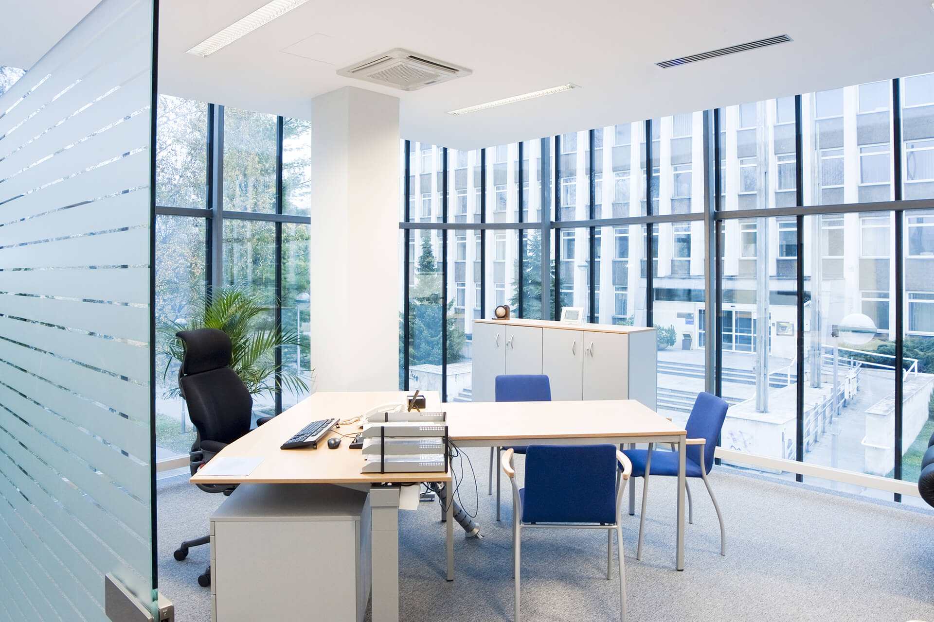 Good-use-of-Glass-Partitions-in-an-Office-Fitout