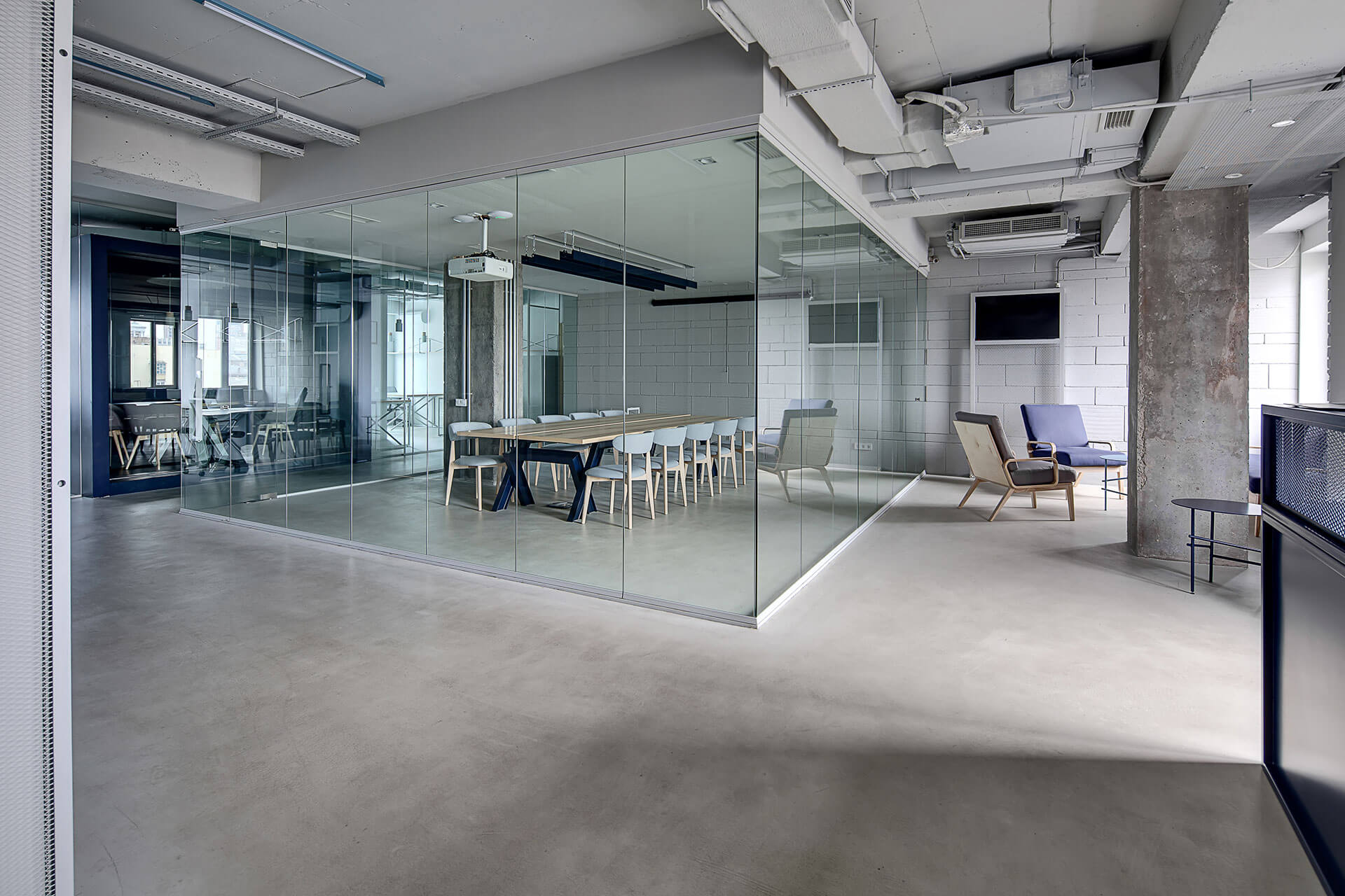 Modern-large-conference-room-enclosed-with-Glass-Walls