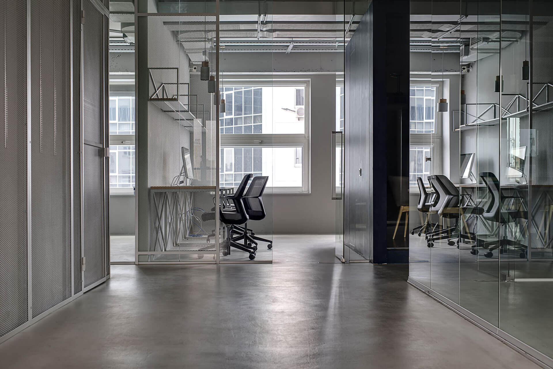 Use-of-Glass-Partitions-to-create-modern-office-space